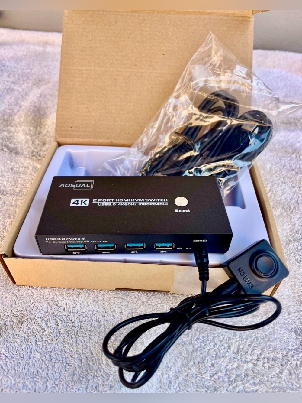 AOSUAL 2 Port HDMI KVM Switch with
USB 3.0, designed to allow two computers to s